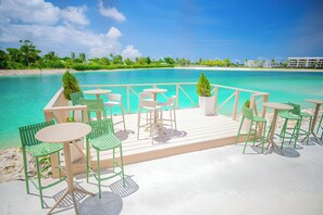Outdoor dining - Luxury Tropical Villa Punta Cana: Private Pool, Jacuzzi, Family Friendly, Beach (Bavaro)