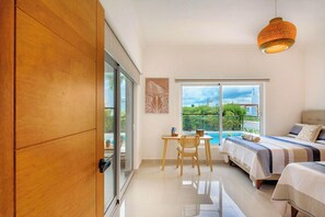 Escritorio, tabla de planchar con plancha, cuna de viaje y wifi gratis 