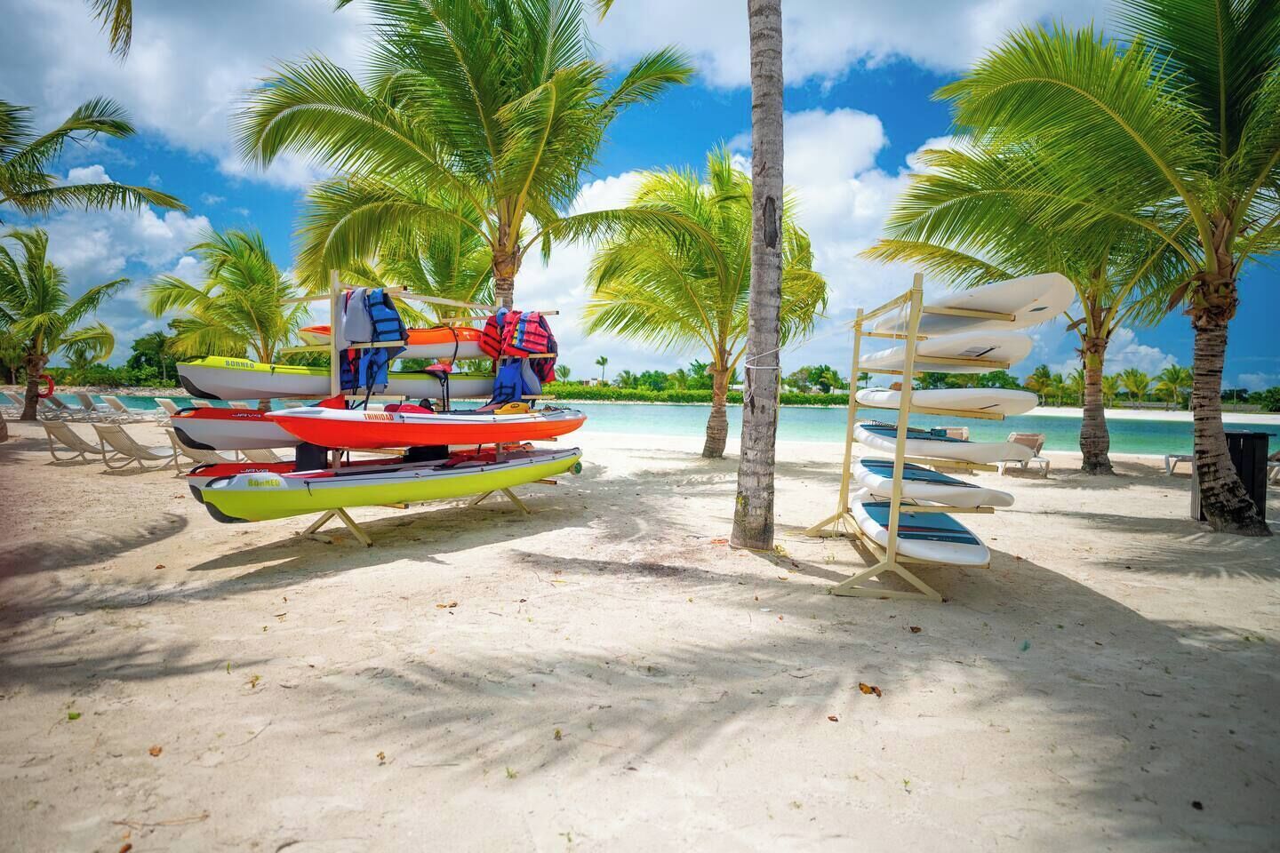 Vlak bij het strand, ligstoelen aan het strand, strandlakens