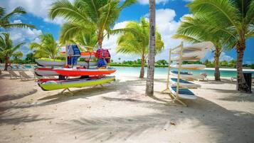 Vlak bij het strand, ligstoelen aan het strand, strandlakens