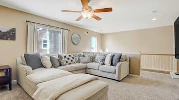 Televisión y chimenea