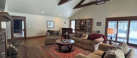 Smart-TV, Kamin, Bücher