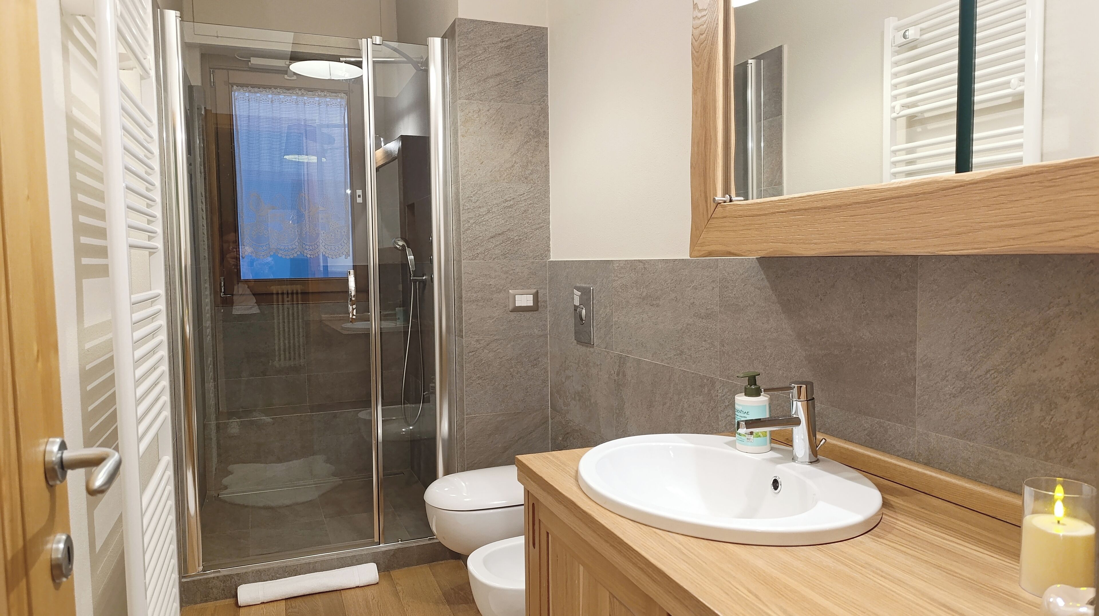 Dusche, Haartrockner, Bidet, Handtücher