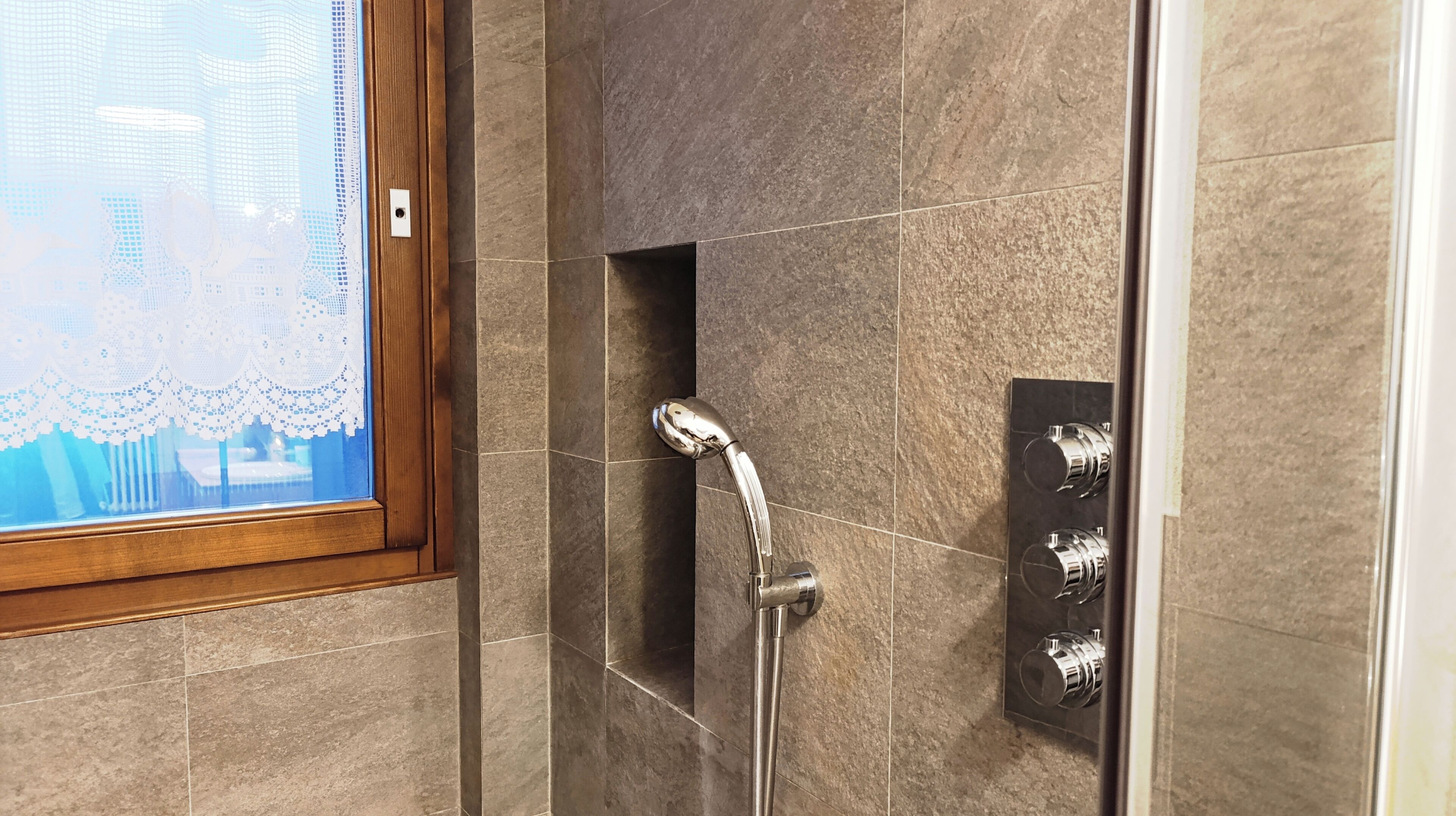Dusche, Haartrockner, Bidet, Handtücher