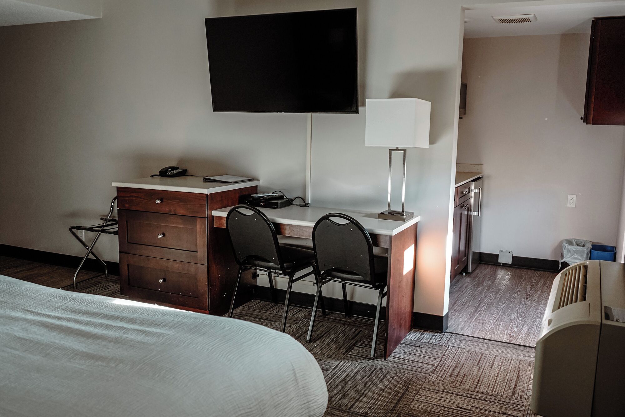 Suite Deluks, 1 Tempat Tidur King, dapur | Meja kerja, ruang kerja ramah laptop, dan tirai kedap cahaya