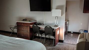 Suite Deluks, 1 Tempat Tidur King, dapur | Meja kerja, ruang kerja ramah laptop, dan tirai kedap cahaya