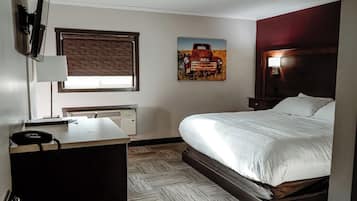 Deluxe-sviitti, 1 suuri parisänky, keittiö | Työpöytä, kannettavalle tietokoneelle sopiva työtila, pimennysverhot