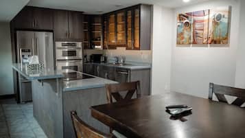 Superior penthouse, 1 kingsize bed met slaapbank, keuken, uitzicht op stad | Privékeuken | Een mini-koelkast, een magnetron