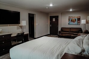 Penthouse Superior, 1 Tempat Tidur King dengan tempat tidur Sofa, dapur, pemandangan kota | Meja kerja, ruang kerja ramah laptop, dan tirai kedap cahaya
