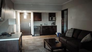 Superior suite, 1 kingsize bed met slaapbank, schoonmaakservice, uitzicht op stad | Woonruimte