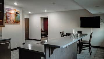 Superior Penthouse, 1 King Bed with Sofa bed, Kitchen, City View | Dining | Lunch and dinner served
