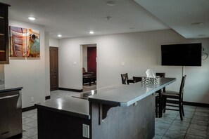 Penthouse Superior, 1 Tempat Tidur King dengan tempat tidur Sofa, dapur, pemandangan kota | Tempat makan | Melayani makan siang dan makan malam 