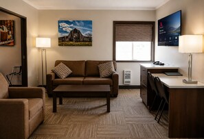 Superior-Suite, 1 King-Bett und Schlafsofa, Zimmerreinigung, Stadtblick | Wohnbereich | Fernseher