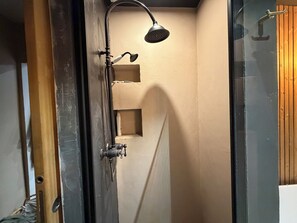 Hiustenkuivaaja, pyyhkeet, saippua, vessapaperi