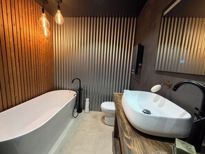 Hair dryer, towels, soap, toilet paper - La petite Maison Cocooning and its cosy garden (Genech)