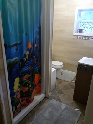 Bathroom - Soothing 1-bedroom cabin with AC in charming Crystal River (Crystal River)