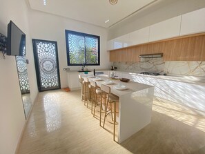Fridge, microwave, oven, stovetop - Villa Prestige Piscine - Argan Golf gym (Marrakech)