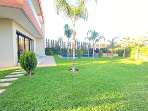 A well-maintained lawn with a few trees and a clear blue sky. - Villa Prestige Piscine - Argan Golf gym (Marrakech)