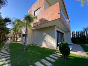 A modern two-story building with a flat roof and large windows. - Villa Prestige Piscine - Argan Golf gym (Marrakech)
