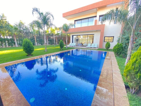 A modern two-story house with a swimming pool in the foreground. - Villa Prestige Piscine - Argan Golf gym (Marrakech)