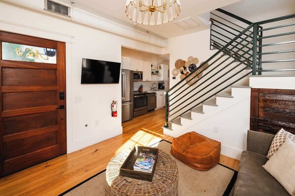 Televisión y oficina 