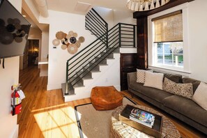 TV, offices - The Helène Parlor - Spacious 4BD, 4BA - 2 Blocks from King St! (Charleston)