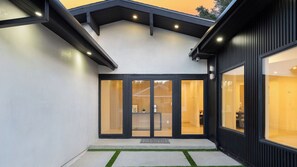 House (4 Bedrooms) | Interior - Royal Woods Retreat by Avantstay Modern Sherman Oaks Escape Private Pool + Lounge Near Ventura Boulevard (Sherman Oaks)