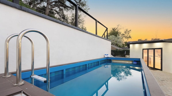 House (4 Bedrooms) | Front of property - Royal Woods Retreat by Avantstay Modern Sherman Oaks Escape Private Pool + Lounge Near Ventura Boulevard (Sherman Oaks)