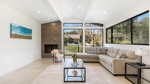 House (4 Bedrooms) | Interior - Royal Woods Retreat by Avantstay Modern Sherman Oaks Escape Private Pool + Lounge Near Ventura Boulevard (Sherman Oaks)