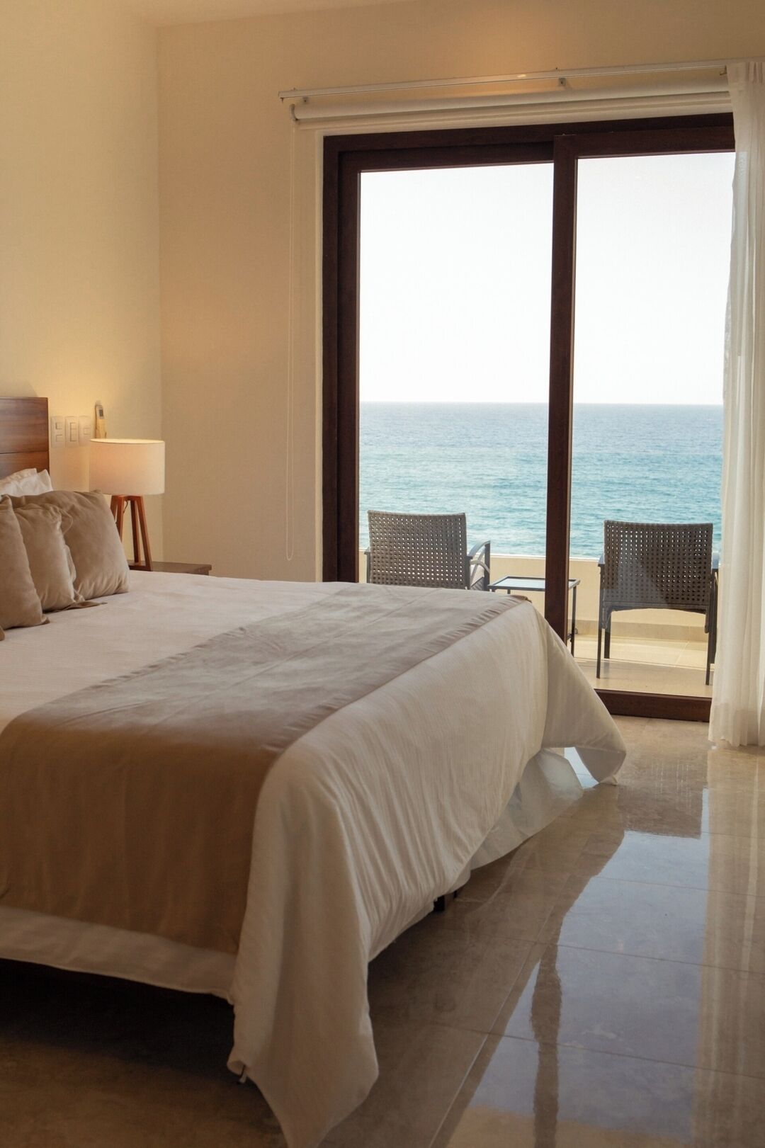 Een strijkplank/strijkijzer, beddengoed