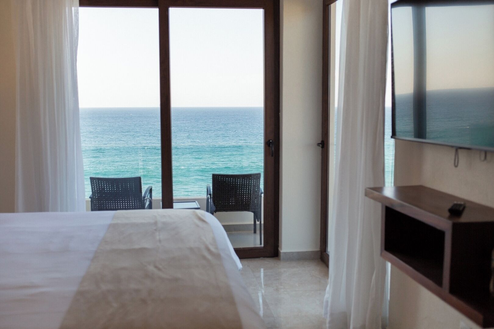 Een strijkplank/strijkijzer, beddengoed