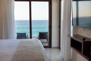 Een strijkplank/strijkijzer, beddengoed