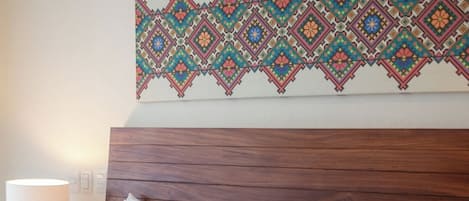 Iron/ironing board, bed sheets