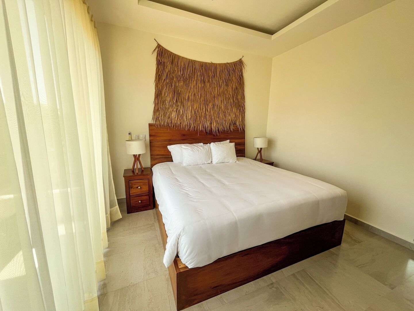 Tabla de planchar con plancha y ropa de cama 