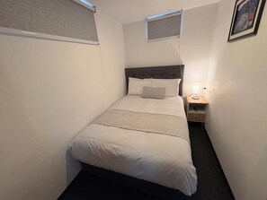 Quarto casal básico | Escrivaninha, espaço de trabalho para notebook, Wi-Fi de cortesia