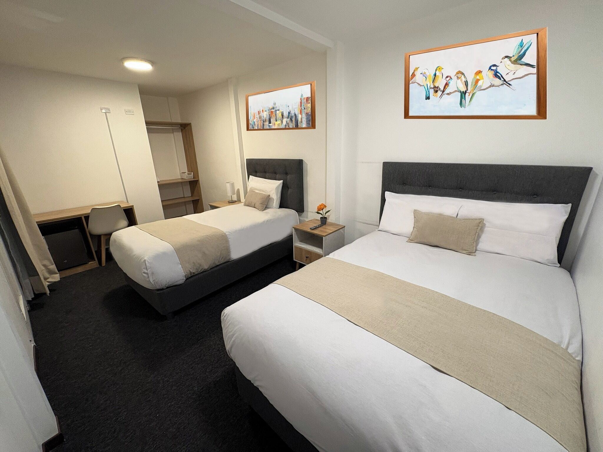 Quarto duplo conforto | Escrivaninha, espaço de trabalho para notebook, Wi-Fi de cortesia