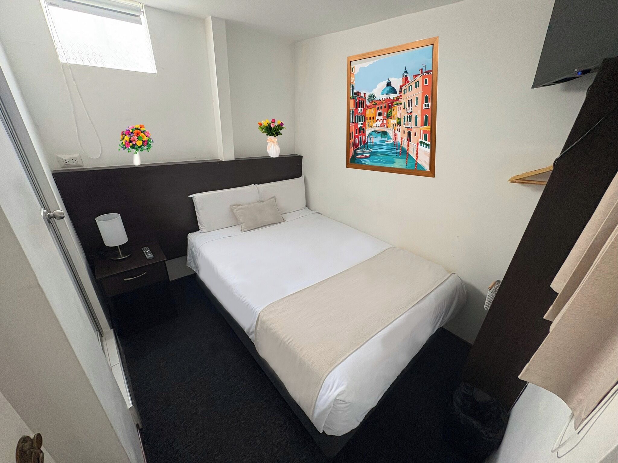 Quarto casal básico | Escrivaninha, espaço de trabalho para notebook, Wi-Fi de cortesia