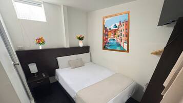 Quarto casal básico | Escrivaninha, espaço de trabalho para notebook, Wi-Fi de cortesia