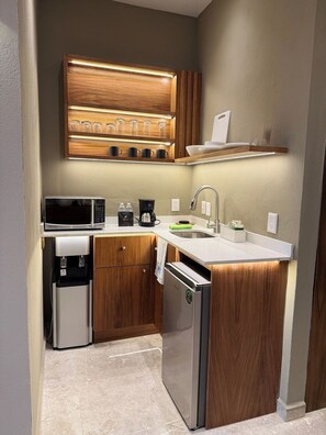 Réfrigérateur, micro-ondes, cafetière/bouilloire