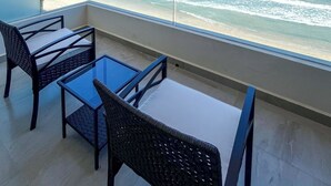 A balcony with a view of the ocean and a distant landmass. - Mr. W | Modern and Stylish 1BR in Torre Marsai (Punta Negra)