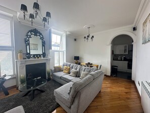 TV, fireplace - Lovely 1-bedroom apartment in Saint Helier perfect for your stay (Saint Helier)
