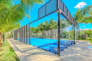 Sport court - Escape to Tracadero: Apartment with terrace and pool (Dominicus)