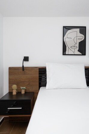 1 habitación, caja de seguridad en la habitación y escritorio 