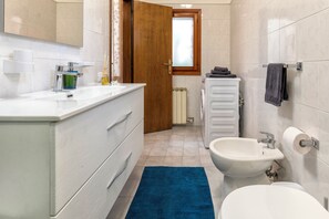 Shower, hair dryer, bidet, towels - Sweet Dream Apartment 15 min to Venice · Bus 24/7 (Venezia)