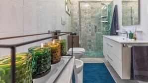 A bathroom with a white toilet, a shower with a glass door, and a sink with a mirror above it. - Sweet Dream Apartment 15 min to Venice · Bus 24/7 (Venezia)