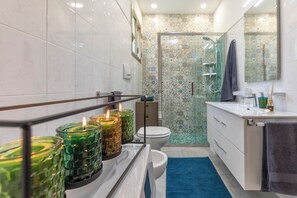 Dusche, Haartrockner, Bidet, Handtücher