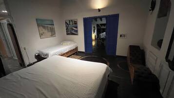 4 bedrooms, iron/ironing board, WiFi, bed sheets