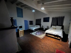 4 habitaciones, tabla de planchar con plancha, wifi y ropa de cama 