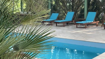 Alberca techada y alberca al aire libre