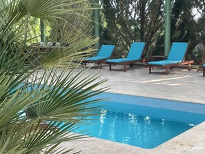 Alberca techada y alberca al aire libre